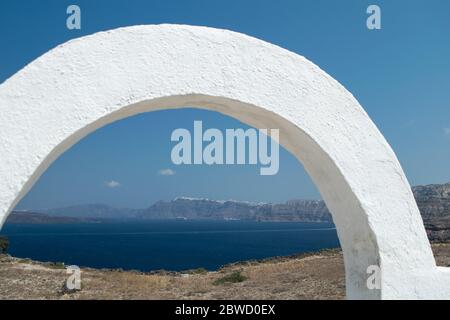 View of the south side of Santorini through a white arch Stock Photo