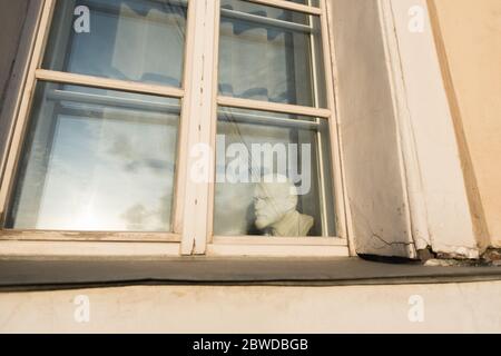 Saint Petersburg, Russia - March 25, 2020: a plaster bust of Vladimir Lenin in a window of a house in Fontanka Embankment. Stock Photo
