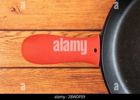 https://l450v.alamy.com/450v/2bwdf09/silicone-hot-skillet-handle-cover-holder-insulating-kitchen-accessory-protects-hands-from-hot-pan-handles-heat-resistant-silicone-creates-insulatin-2bwdf09.jpg