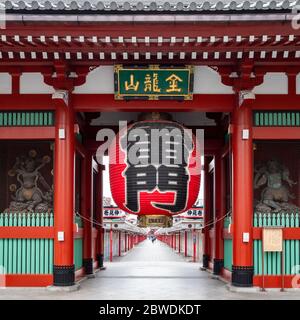 Closeup view of Kaminarimon gate with beautiful red japenese lantern chochin Stock Photo