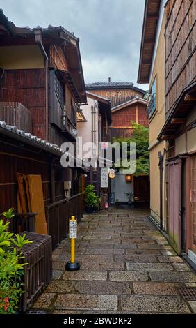 KYOTO, JAPAN - OCTOBER 18, 2019:  The small narrow street of Gion surrounded by the typical Kyoto townhouses (machiya) buildings. Higashiyama. Kyoto. Stock Photo