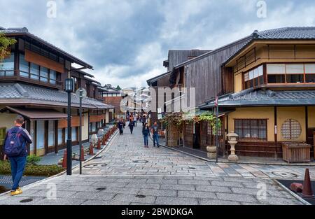 KYOTO, JAPAN - OCTOBER 18, 2019: The crowded with people Sanneizaka street surrounded by the typical Kyoto townhouses (machiya) buildings near Kiyomiz Stock Photo