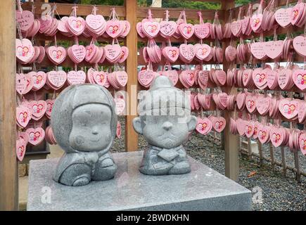 KYOTO, JAPAN - OCTOBER 18, 2019:  The roadside Buddhist statues of Toyotomi Hideyoshi and his wife Nene at Kodai-ji temple.  Touching the statues will Stock Photo