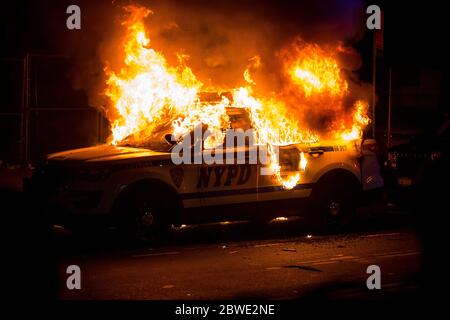 Beijing, USA. 30th May, 2020. A SUV of New York police department burns during a protest over the death of George Floyd in the Brooklyn borough of New York, the United States, May 30, 2020. New York officials on Saturday denounced acts of violence in the city's protests over George Floyd's death, after about 300 protesters were arrested in days. Mayor Bill de Blasio said at a briefing that some protesters 'came with an agenda of violence and incitement,' and the city does not allow it to happen. Credit: Michael Nagle/Xinhua/Alamy Live News Stock Photo