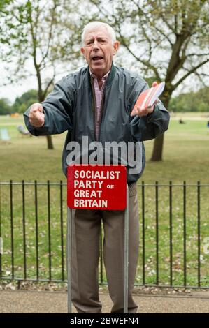 A Socialist Party supporter speaking at Speakers' Corner which is situated near Marble Arch in the northeast corner of Hyde Park, London.  Speakers' C Stock Photo