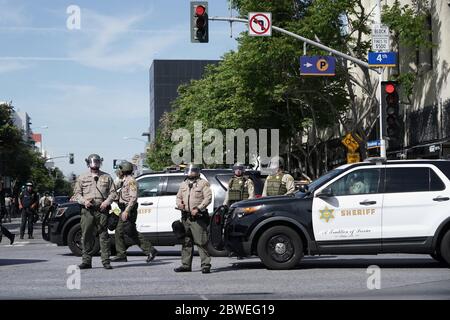 Santa Monica, United States. 31st May, 2020. CALIFORNIA, USA. MAY 30 2020: Los Angeles County Sheriff's officers in riot guard stand guard on Fourth Street during a protest over the death of George Floyd, Saturday, May 30, 2020, in Santa Monica, Calif. Protests were held in U.S. cities over the death of Floyd, a black man who died after being restrained by Minneapolis police officers on May 25. (Photo by IOS/Espa-Images) Credit: European Sports Photo Agency/Alamy Live News Stock Photo
