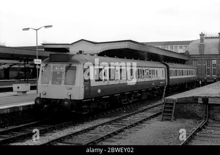 Diesel multiple unit train at Slough station, Berkshire, England, UK. 8th September 1986. Stock Photo