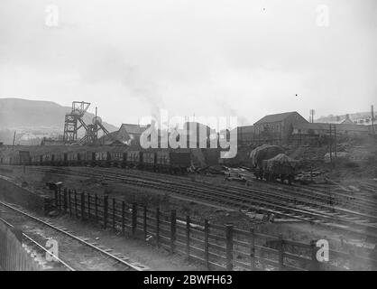 The Coal Crisis South Wales miners in revolt Llwynypia Men ' s protest strike . Naval Colliery , Tonypandy , Rhondda , South Wales 4 October 1920 Stock Photo