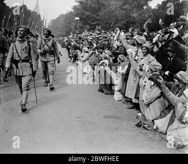 The Great Victory March . Spectators cheering the French troops . 19 July 1919 Stock Photo