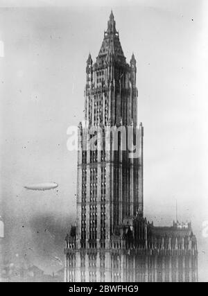 ZR3 over New York . The ZR3 flying over the Woolworth buildings in New York City , USA . 25 October 1924 Stock Photo