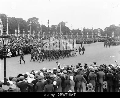 Todays great victory march . Serbian troops passing the Queen ' s Gardens in front of Buckingham Palace . 19 July 1919 Stock Photo