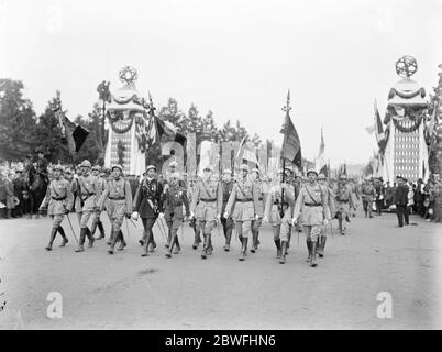 Todays great victory march . French Cavalry passing through the Mall in London running from Buckingham Palace at its western end to Admiralty Arch . 19 July 1919 Stock Photo