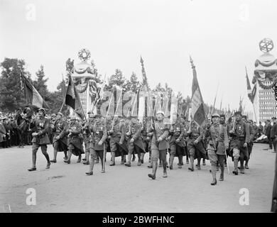 Todays great victory march . French Souaves regiments passing through the Mall in London running from Buckingham Palace at its western end to Admiralty Arch . 19 July 1919 Stock Photo