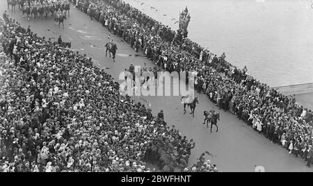 The Great Victory March . Marshal Foch , Generalissimo of the Allied Armies and his staff crossing Westminster Bridge , at the head of the French troops , amid the cheers of the huge crowd . 19 July 1919 Stock Photo