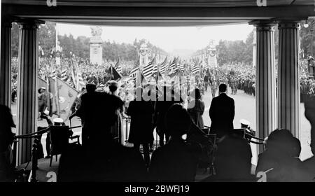 The Great Victory March . French troops passing the King . ( taken from the back of the dais and showing a general view of the decorated Mall ) 19 July 1919 Stock Photo