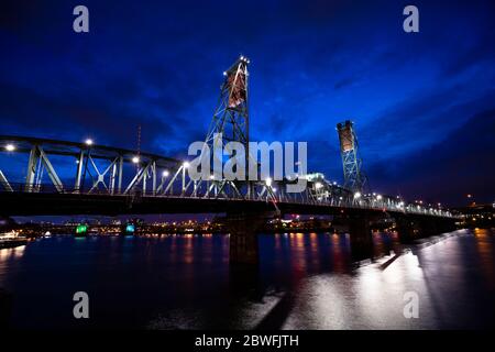 Hawthorne Bridge over Willamette River at night, Portland, Oregon, USA Stock Photo