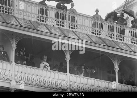 Derby day . Left to right : Queen Mary , Duke of Connaught , the Queen of Rumania and the King . 4 June 1924 Stock Photo