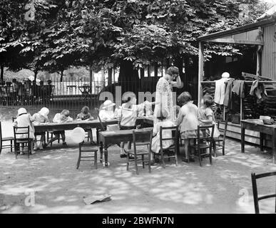 The cool school . Whatever the results , the scholars certainly keep cool while engaged on their lessons in the Royal Botanic Gardens regents Park . 16 July 1926 Stock Photo