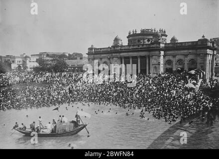 Holy Bathers A striking scene during the Hindu festival , Surjya Grahu on the occasion of the great Magh Mela of West Bengal, India, on the banks of the Hooghly in which they bathe . This occasion was more important than usal owing to the solar eclipse 30 January 1926 Stock Photo