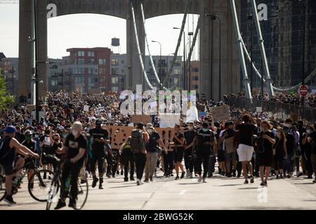 Minneapolis, Minnesota, USA. 31st May, 2020. Protesters on the Washington Avenue Bridge during a protest after the killing of George Floyd by Minneapolis Police. Credit: Chris Juhn/ZUMA Wire/Alamy Live News Stock Photo