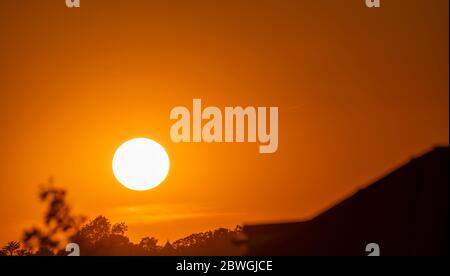 London, UK. 1 June 2020. Sunset in clear evening sky over Wimbledon Hill in London after another day of mid-summer temperatures. Credit: Malcolm Park/Alamy Live News Stock Photo
