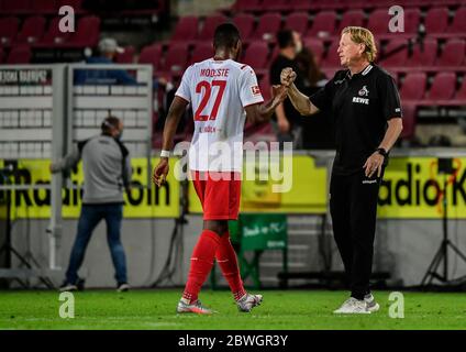 Cologne, Germany. 01st June, 2020. Football: Bundesliga, 1st FC Cologne - RB Leipzig, 29th matchday at the RheinEnergieSTADION. Cologne coach Markus Gisdol (r) thanks Anthony Modeste after the match. Credit: Ina Fassbender/AFP/POOL/dpa - IMPORTANT NOTE: In accordance with the regulations of the DFL Deutsche Fußball Liga and the DFB Deutscher Fußball-Bund, it is prohibited to exploit or have exploited in the stadium and/or from the game taken photographs in the form of sequence images and/or video-like photo series./dpa/Alamy Live News Stock Photo