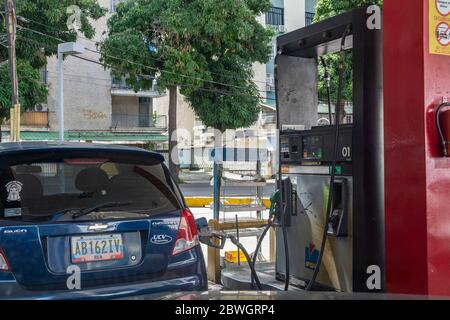 Caracas, Miranda, Venezuela. 1st June, 2020. Very few gas stations opened to dispense gas in Caracas, as the new payment systems did not work properly Credit: Jimmy Villalta/ZUMA Wire/Alamy Live News Stock Photo