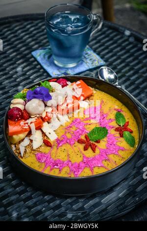 https://l450v.alamy.com/450v/2bwgy5k/smoothie-bowl-with-granola-papaya-mangosteen-and-goji-berries-in-cafe-2bwgy5k.jpg