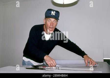 A man wearing a new york yankees hat photo – Free Clothing Image