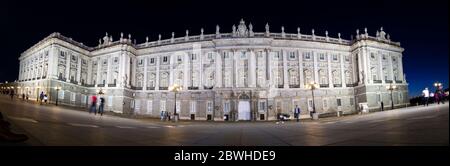Panorámica del Palacio Real de noche. Madrid. España Stock Photo