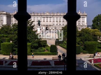 Palacio Real visto desde el Teatro Real. Madrid. España Stock Photo