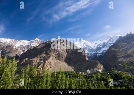 Baltit fort and Ultar Sar mountains, Hunza, Karimabad, Hunza Nagar, Gilgit-Baltistan Province, Pakistan, South Asia, Asia Stock Photo