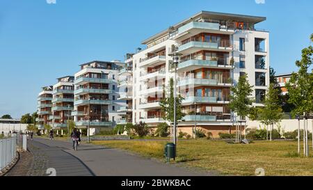 Modernes Appartementhaus in Köln als Gebäude Immobilien Konzept Stock Photo