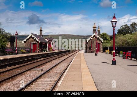 Garsdale, England, UK - May 24, 2011: Sun shines on the traditional waiting rooms and signal box of Garsdale Station on the Settle-Carlisle Railway in Stock Photo