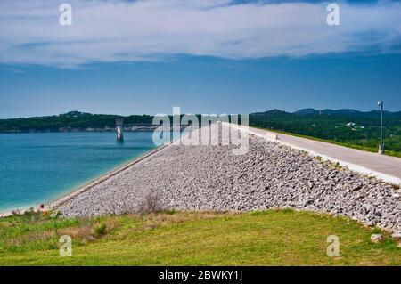 Canyon Dam, an earthfill dam at Canyon Lake, artificial reservoir in Hill Country,  view from Overlook Park, Texas, USA Stock Photo