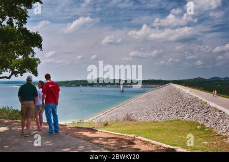 Visitors at Canyon Dam, an earthfill dam at Canyon Lake, artificial reservoir in Hill Country,  view from Overlook Park, Texas, USA Stock Photo