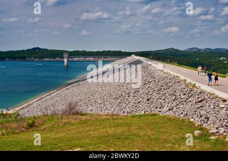 Canyon Dam, an earthfill dam at Canyon Lake, artificial reservoir in Hill Country,  view from Overlook Park, Texas, USA Stock Photo