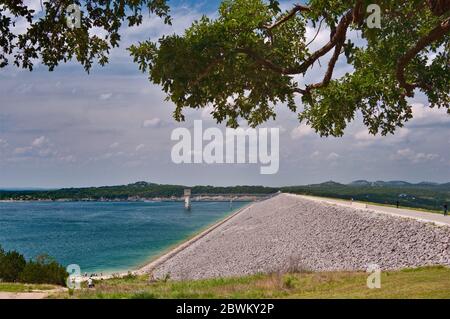 Canyon Dam, an earthfill dam at Canyon Lake, artificial reservoir in Hill Country, live oak tree, view from Overlook Park, Texas, USA Stock Photo