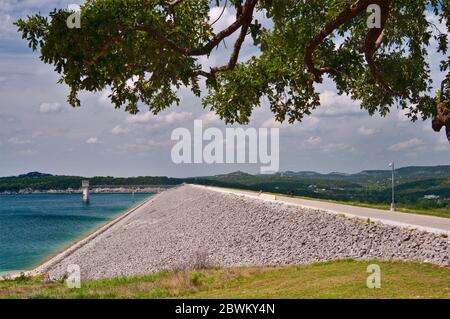 Canyon Dam, an earthfill dam at Canyon Lake, artificial reservoir in Hill Country, live oak tree, view from Overlook Park, Texas, USA Stock Photo