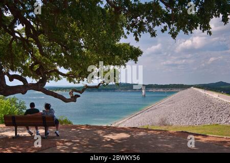 Visitors at Canyon Dam, an earthfill dam at Canyon Lake, artificial reservoir in Hill Country,  live oak tree, view from Overlook Park, Texas, USA Stock Photo