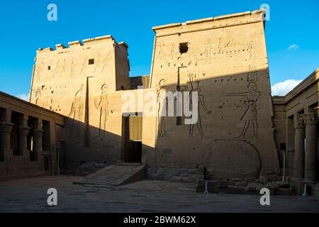Ägypten, Assuan, rekonstruierter Isis-Tempel auf der Nil-Insel Philae, Innenhof vor dem Zweiten Pylon Stock Photo