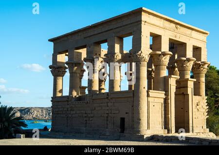 Ägypten, Assuan, rekonstruierter Isis-Tempel auf der Nil-Insel Philae, Trajanskiosk Stock Photo