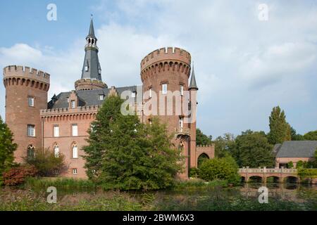 Deutschland, Nordrhein-Westfalen, Kreis Kleve, Bedburg-Hau, Schloss Moyland, Ansicht von Südwesten Stock Photo