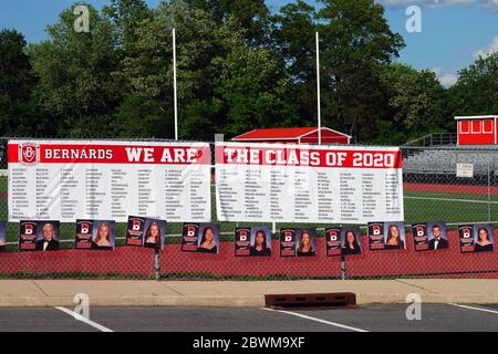 BERNARDSVILLE, NJ -30 MAY 2020- Signs for graduating seniors of the Class of 2020 at the Bernardsville High School, a public school in Bernardsville, Stock Photo