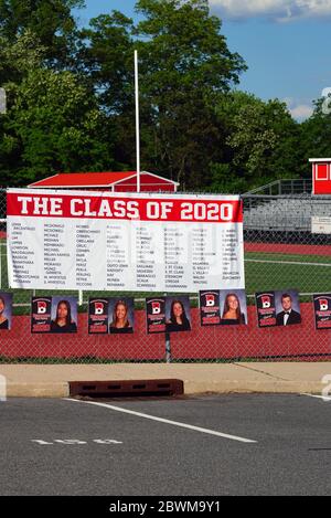 BERNARDSVILLE, NJ -30 MAY 2020- Signs for graduating seniors of the Class of 2020 at the Bernardsville High School, a public school in Bernardsville, Stock Photo