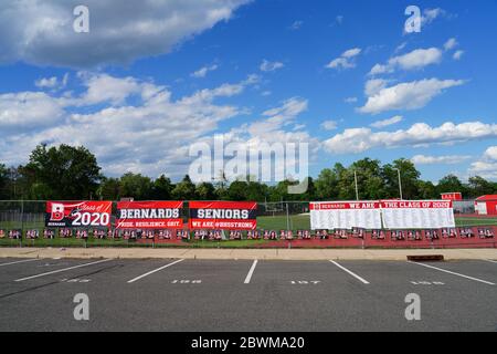 BERNARDSVILLE, NJ -30 MAY 2020- Signs for graduating seniors of the Class of 2020 at the Bernardsville High School, a public school in Bernardsville, Stock Photo