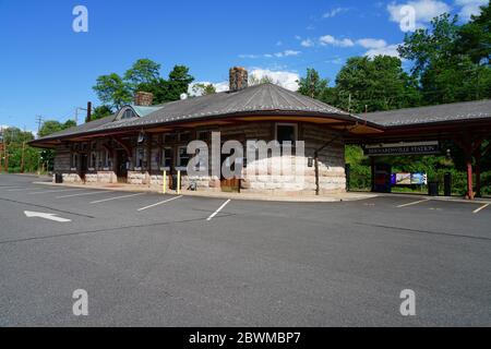 BERNARDSVILLE, NJ -30 MAY 2020- View of the New Jersey NJ Transit train station in Bernardsville, New Jersey. Stock Photo