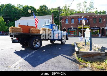 BERNARDSVILLE, NJ -30 MAY 2020- View of downtown Bernardsville, a small town located in Somerset County, New Jersey. Stock Photo