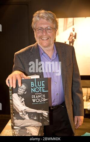 MICHAEL CUSCUNA SHOWING A BOOK ABOUT BLUE NOTE RECORDS Stock Photo