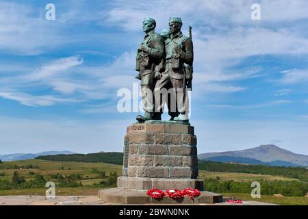 COMMANDO MEMORIAL SPEAN BRIDGE FORT WILLIAM SCOTLAND WITH POPPY WREATHS Stock Photo